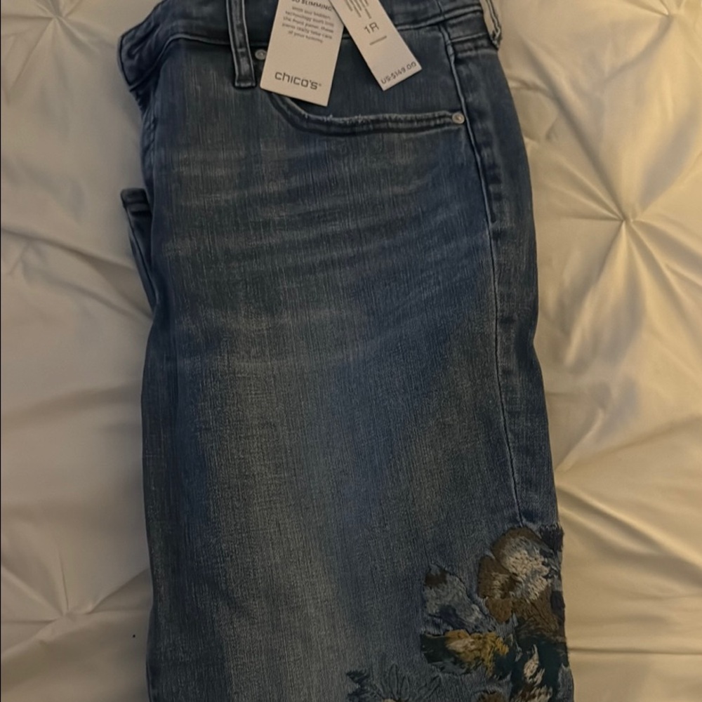 Chico's So Slimming Floral Embroidered Blue Ankle Jeans- Brand New Size 8R - Picture 10 of 10
